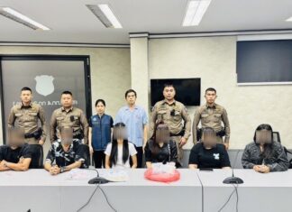 La polizia turistica di Pattaya fa irruzione in un negozio che vendeva prodotti miracolosi a base di erbe per la ricrescita dei capelli a prezzi esorbitanti agli stranieri