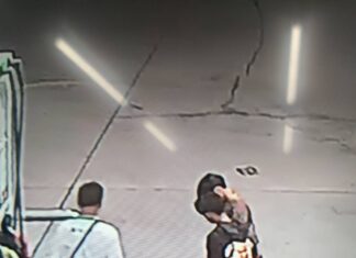 Камера видеонаблюдения зафиксировала, как юные байкеры угнали мотоцикл у работника заправки в Чонбури