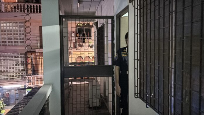 Мужчина из Паттайи найден мертвым в квартире, жена в шоке после того как забралась через стену и обнаружила тело