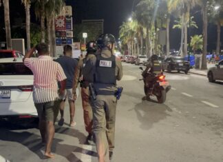 パタヤでインド人観光客がタイ人エスコートの小さな胸をめぐるトラブルを警察に通報