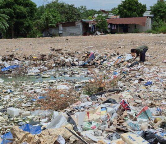 Residents of Mab Song-Nong Yai Soi 2 Endure Foul Odor from Stagnant Water for Over a Year