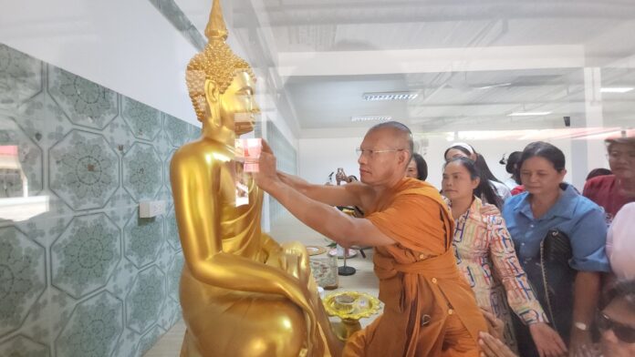 Лидеры сообщества Паттайи пожертвовали статую Будды и морозильный гроб в храм Тхам Самакки
