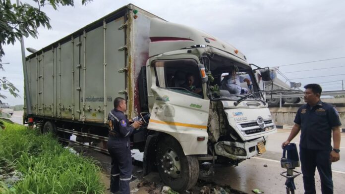 Сильный дождь приводит к аварии грузовика в Паттайе, водитель получил травмы