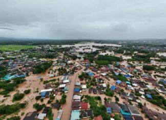 폭풍 위파가 파괴의 흔적을 남긴 후 태국 북부가 심각한 홍수로 황폐화되었습니다.
