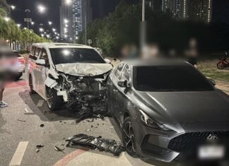 Acht auto's beschadigd bij botsing tussen meerdere voertuigen in Jomtien, één lichtgewonde gemeld