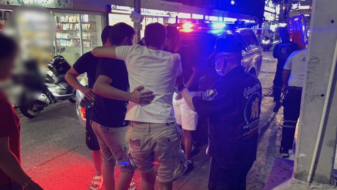 Команда спасателей Паттайи сталкивается с хаосом, когда кувейтские туристы окружают скорую помощь после аварии на мотоцикле