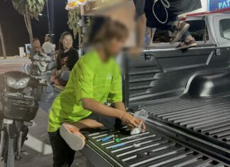 Vrouw in verwarde toestand schokt politiebureau in Pattaya met openlijk drugsgebruik en -attributen bij de start van de marathon