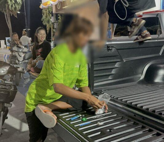 Женщина в растрепанном виде шокировала полицейский участок Паттайи, открыто употребляя наркотики и пищевые припасы на старте марафона