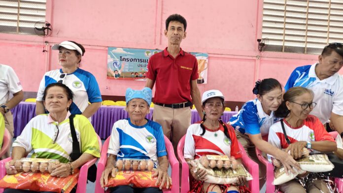 Такхиан Тиа проводит спортивное соревнование для пожилых людей, чтобы способствовать здоровому старению