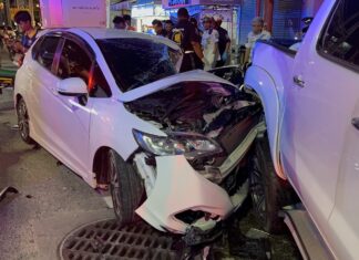 Une conductrice percute des piétons à Pattaya, puis entre en collision avec un camion stationné, blessant gravement l'un d'eux.