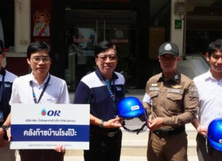 PTT OR tukee 100-prosenttista kypärän käyttöä koulujen edessä Banglamungissa