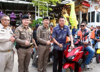 Gubernator Chonburi odwiedza Koh Larn, aby rozdawać naklejki w ramach projektu regulacji transportu publicznego