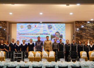 Chonburin kuvernööri johtaa Punaisen Ristin tiimiä Banglamungissa avun ja tuen toimittamiseksi ikääntyneille ja vammaisille asukkaille