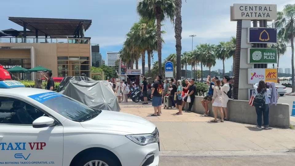 Chinese woman rescued from Pattaya hotel balcony in dramatic operation | News by Thaiger