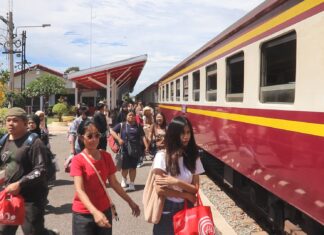 Travelers and Tourists Return to Bangkok After Long Mother’s Day Weekend