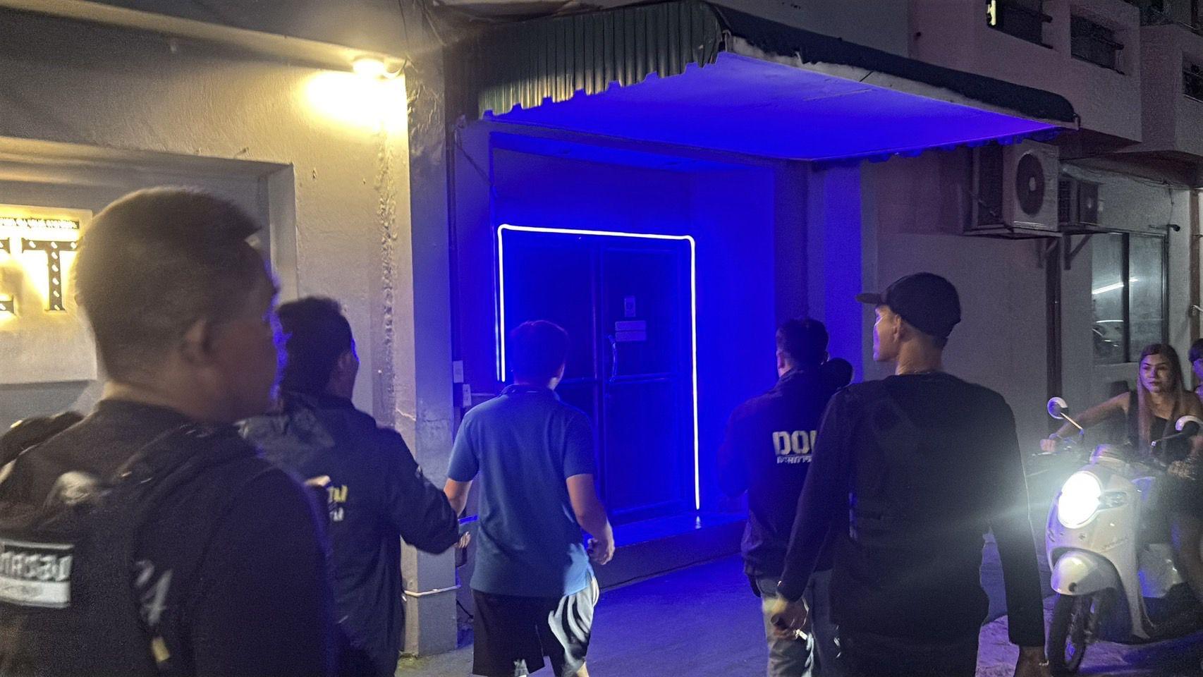 Pattaya police raid pub, detain 16 for drugs, illegal work | News by Thaiger