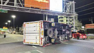 Six-Wheel Truck Overturns, Blocks Road in Pattaya, Causing Traffic Delays