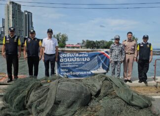 Рыбаки Чонбури передали сети Военно-морскому флоту для защиты границы