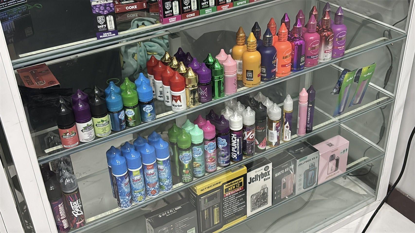 Pattaya police raid convenience store selling illegal vapes, seize 600 items | News by Thaiger