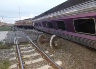 Un déraillement de train à Kui Buri, Prachuap Khiri Khan fait plusieurs blessés, dont des enfants.