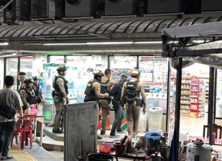 中国公民持枪闯入芭堤雅便利店,与警方对峙两小时后投降
