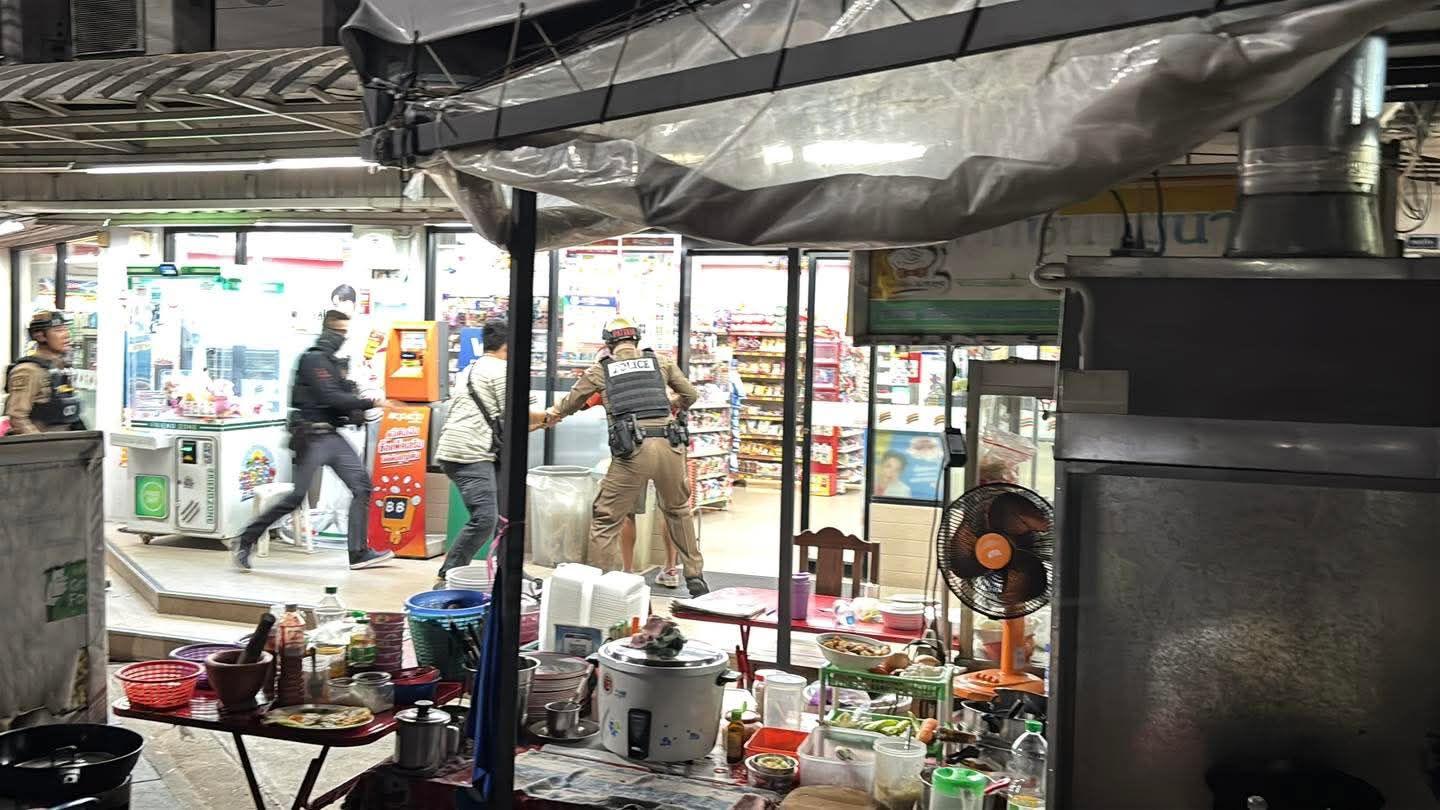 Chinese man with firearm surrenders after Pattaya store standoff | News by Thaiger