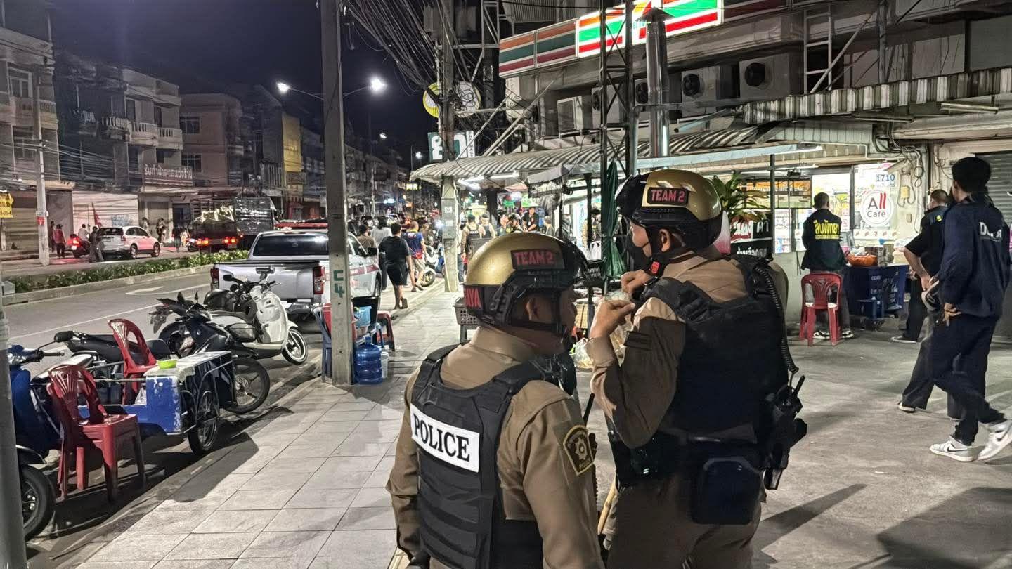 Chinese man with firearm surrenders after Pattaya store standoff | News by Thaiger