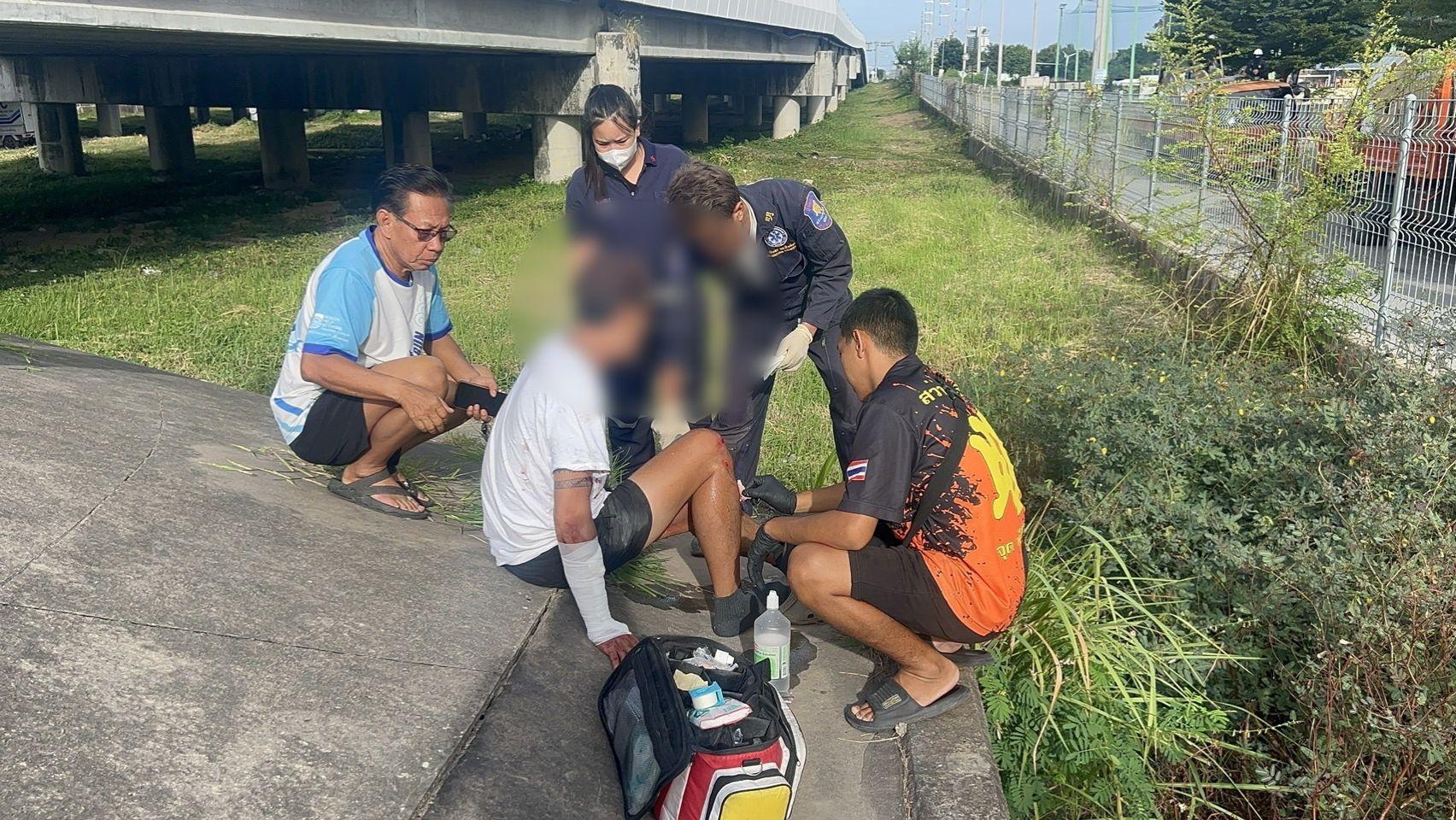 Motorcyclist survives 3 metres overpass fall in Pattaya accident | News by Thaiger