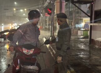 Un policier de Pattaya honoré pour son courage lors du sauvetage d'un automobiliste sous une forte pluie