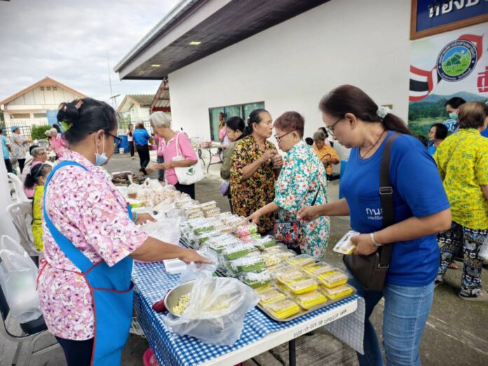 Подрайон Khao Mai Kaew стимулирует рынок сообщества, демонстрируя местные продукты и товары
