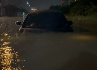 Le forti piogge causano inondazioni diffuse a Pattaya, il traffico rallenta a passo d'uomo in alcune zone