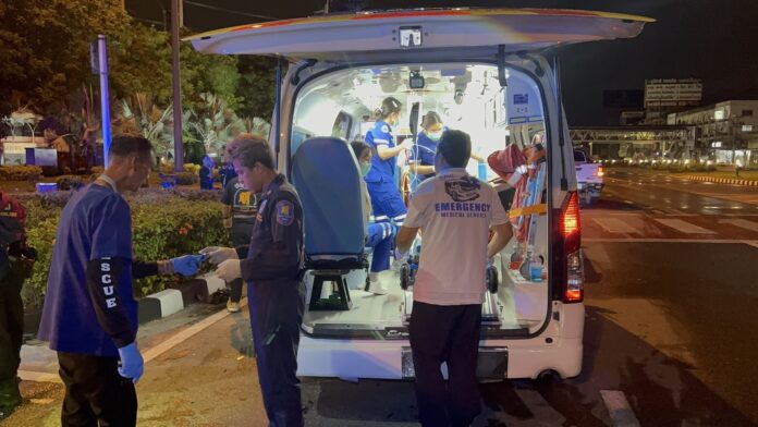 Мотоциклист проехал на красный свет и столкнулся с пикапом в Паттайе, двое человек критически ранены