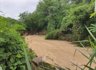 Khao Mai Kaew -alue ja Banglamungin viranomaiset kertovat tulvista Ban Phu Sai -sillan alueella