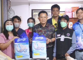 I funzionari della città di Pattaya consegnano pannolini per adulti e sedie a rotelle ai pazienti costretti a letto nella comunità di Arunothai