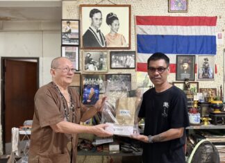 Veldedig selskap gir bistand til sykelig 90-talls popduostjerne i Chonburi