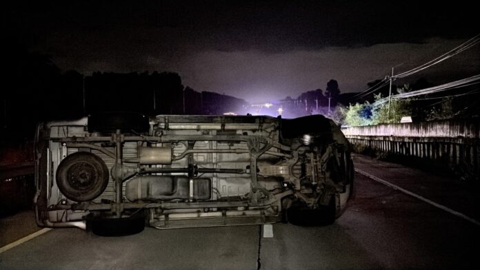 Смертельное ДТП на тайском шоссе возле Паттайи, 18-колесный грузовик с резиной разбился, убив одного человека и ранив другого