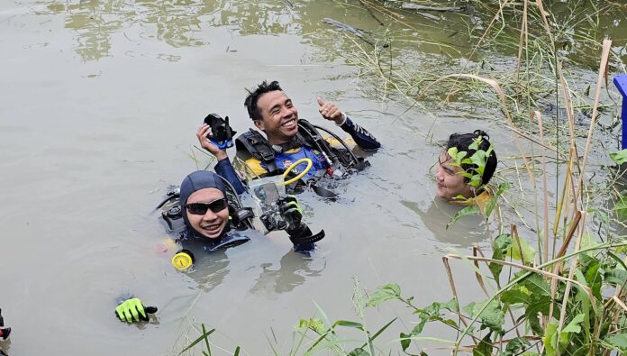 Команда спасателей из Сри Рача смело преодолевает джунгли и глубокие воды, чтобы вернуть потерянный телефон и ключи от автомобиля туриста