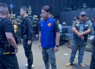 パタヤのナイトクラブが家宅捜索を受け、インド人マネージャーが観光客への暴行容疑で告発される