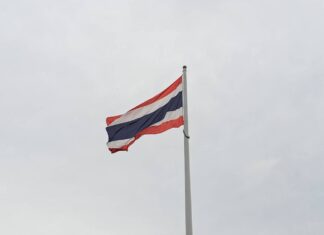 El municipio de Sriracha conmemora el Día de la Bandera Nacional de Tailandia