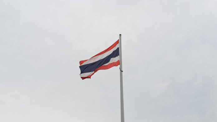 Муниципалитет Срирача отмечает День национального флага Таиланда