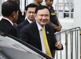 Thaksin Shinawatras Family Visits Him in Prison