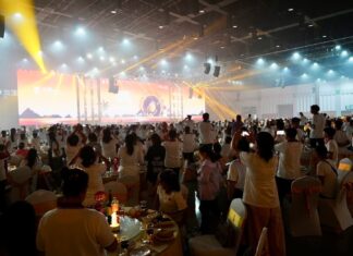 Bürgermeister von Pattaya begrüßt 2,500 chinesische Touristen, Signale für eine zunehmende Erholung des Tourismus auf dem chinesischen Markt