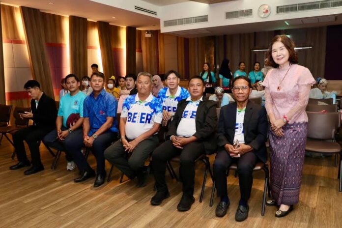 Город Паттайя чествует пенсионеров на сердечной церемонии