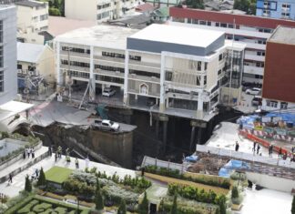 Gubernator Bangkoku nakazał dalsze środki bezpieczeństwa po zapadnięciu się lejka krasowego w pobliżu szpitala Vajira