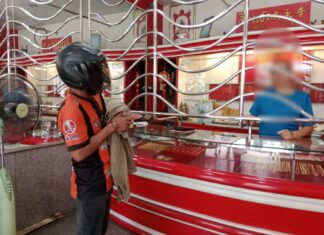 Полиция Таиланда задержала вора, укравшего золотое ожерелье, за считанные минуты в Чонбури. Виновником кражи стали игровые долги.