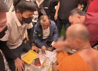 Munk gripen i Banglamung för narkotikahandel efter tips