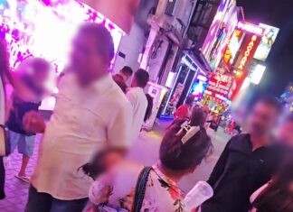 Des étrangers exploitent des enfants pour vendre des fleurs dans la rue piétonne de Pattaya, portant ainsi atteinte à l'image touristique