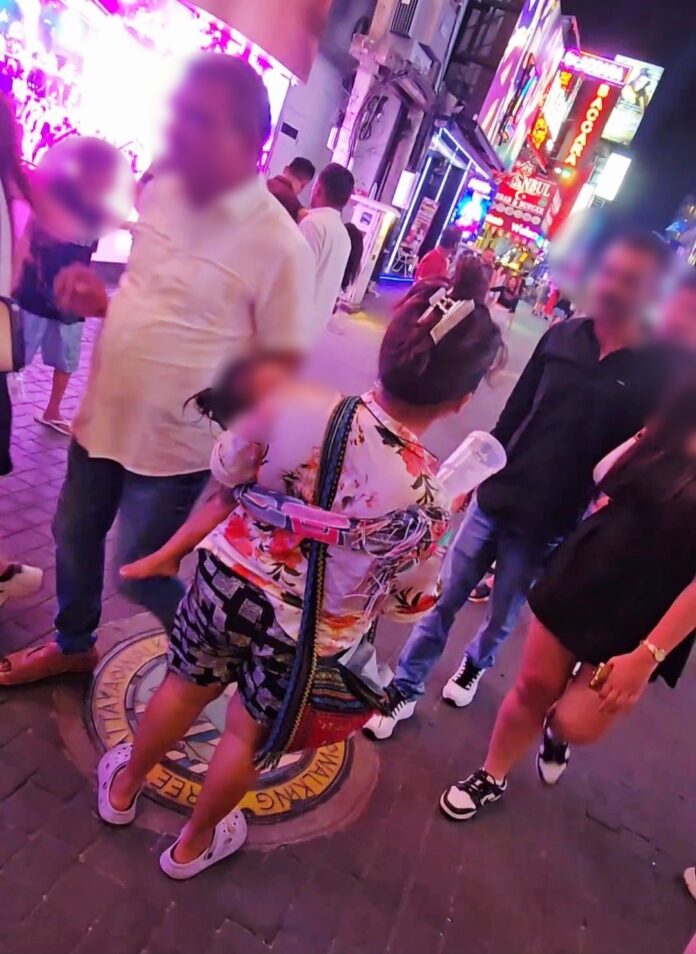 Иностранцы используют детей для продажи цветов на Улице Пешеходов в Паттайе, портя имидж туризма