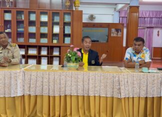 Koululautakunta sovittelee opettajien ja johtajan välistä kiistaa Chonburissa