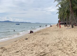 Virale video veroorzaakt verontwaardiging in Pattaya, politie onderzoekt openbare obsceniteit door buitenlandse toeristen op Jomtien Beach